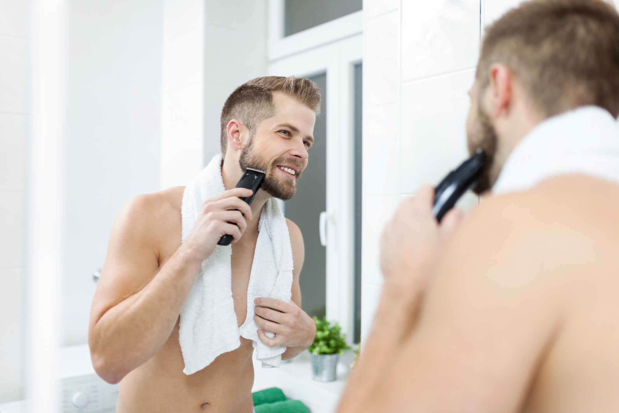 Muž při holení strojkem