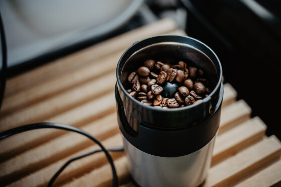 Malý elektrický mlýnek na kávu