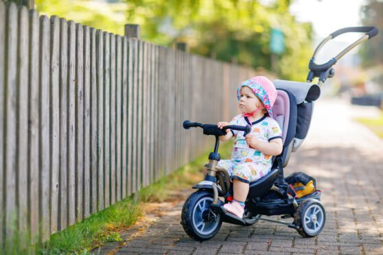 Malá holčička na dětské tříkolce