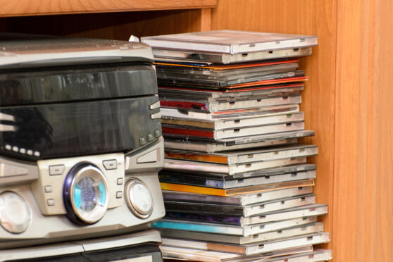 HiFi věž v polici s CD disky