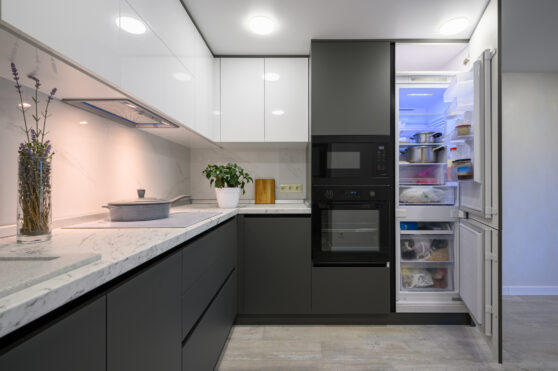 Otevřená kombinovaná lednice v kuchyni