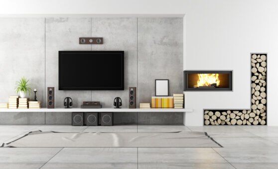 Televize s reproduktory v obývacím pokoji