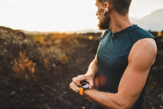 Muž ovládá sportovní hodinky