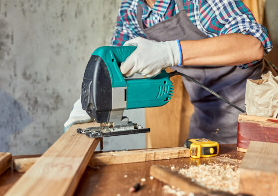 Detailní pohled na práci s přímočarou pilou