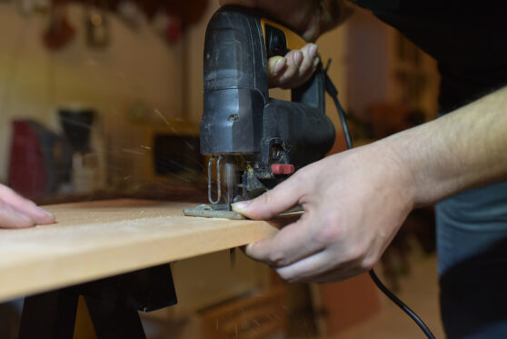 Detailní pohled na přímočarou pilu při práci