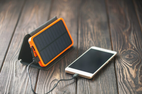 Nabíjení mobilního telefonu solární nabíječkou