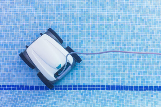 Robot čistí bazén