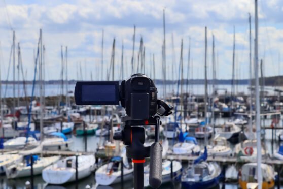 Kamera natáčí lodě na moři