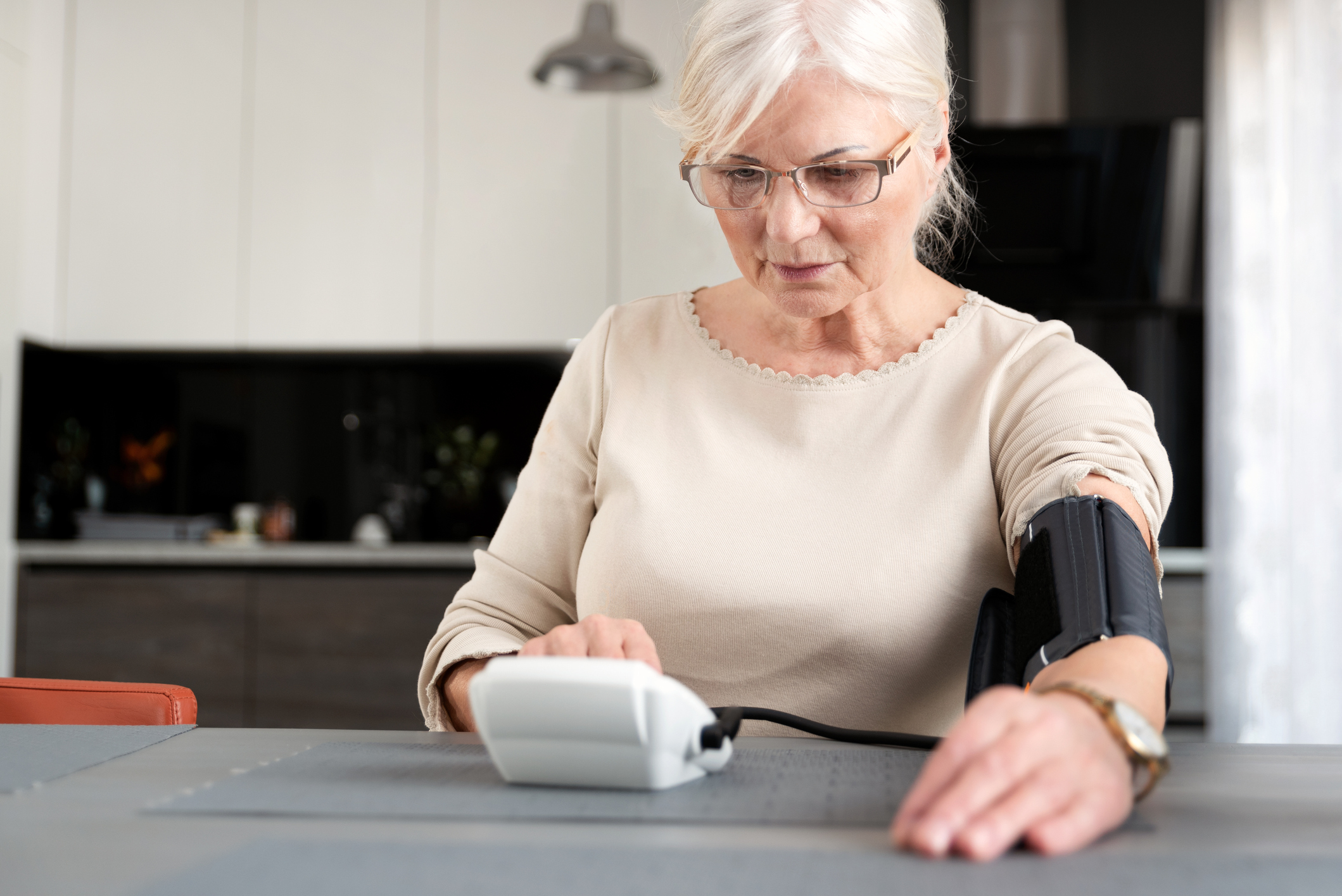 Starší žena si měří krevní tlak