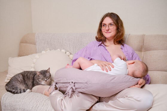 Žena kojí dítě na polštáři