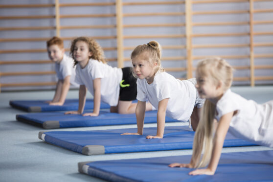 Děti cvičí gymnastiku