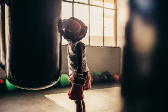 Chlapec při tréninku boxu