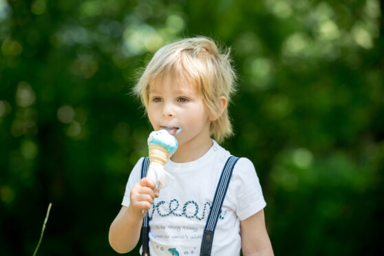 Chlapec lízá zmrzlinu