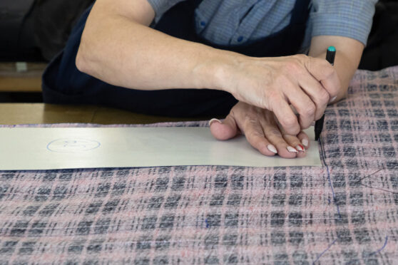 Žena kreslí na textil