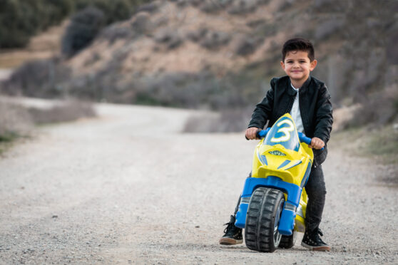 Chlapec na motorce