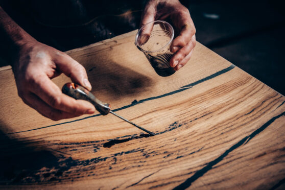 Oprava dřevěného stolu pomocí pryskyřice