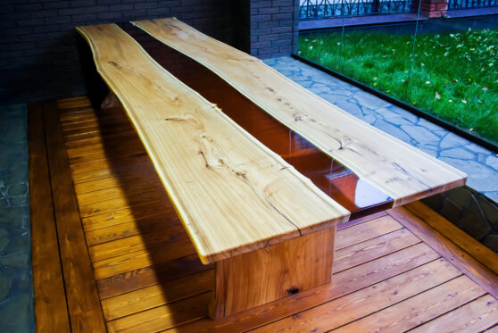 Stůl ze dřeva a pryskyřice