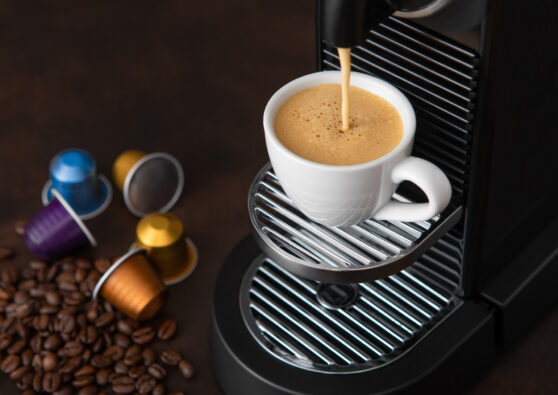 Příprava kávy pomocí kapslového kávovaru