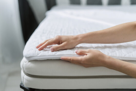 Ženské ruce rovnají horní matraci
