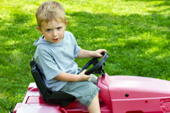 Chlapec na traktoru