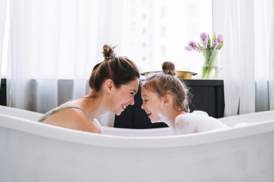 Maminka s dcerkou ve vaně