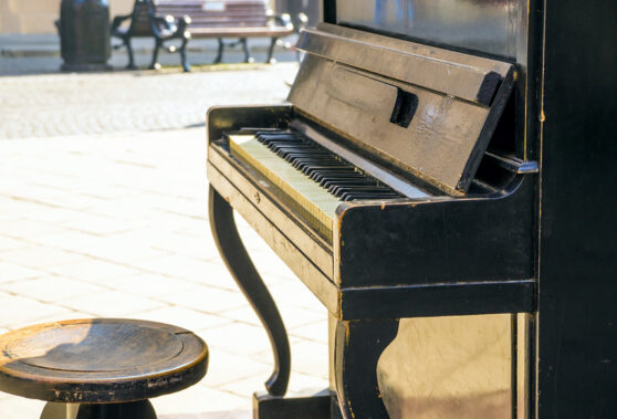 Piano se stoličkou na ulici