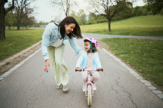 Maminka s holčičkou na kole