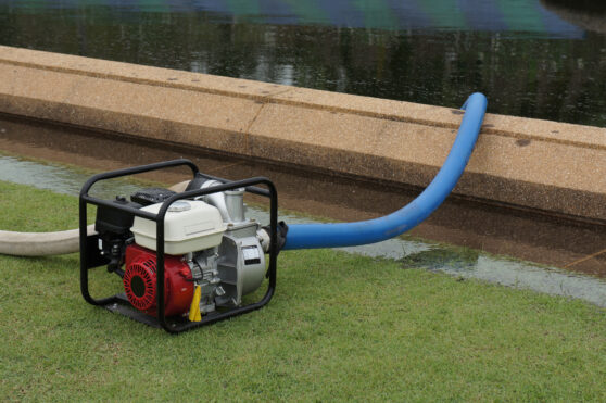 Benzínové motorové vodní čerpadlo při čerpání vody v parku