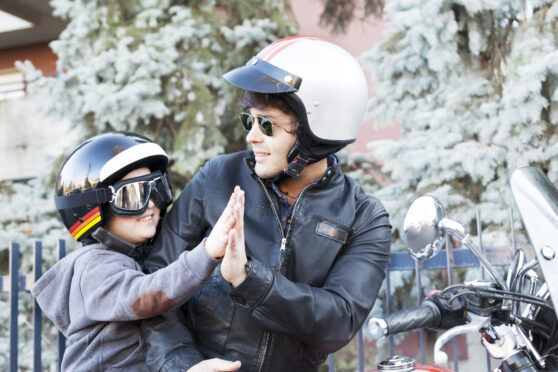 Otec a syn na motorce