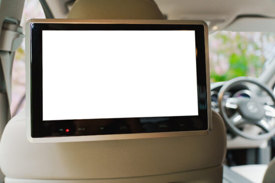 DVD přehrávač na opěrce v autě