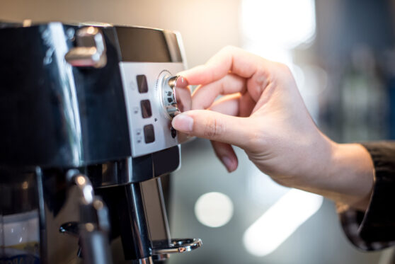 Můž nastavuje automatický kávovar