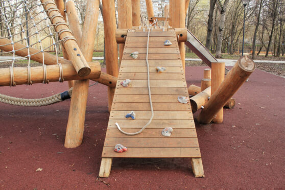 Dřevěné dětské hřiště se sítí