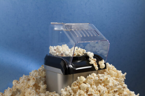 Stroj na popcorn s popcornem