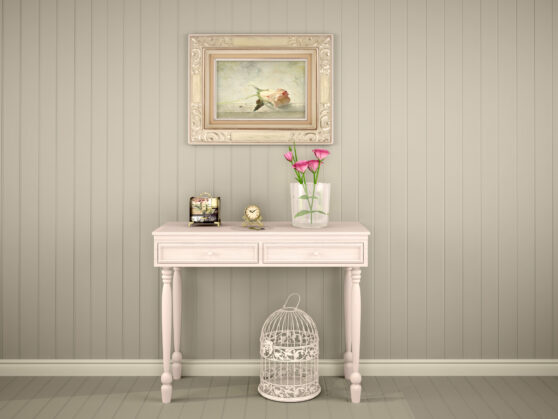 Bílý dekorativní stolek u stěny