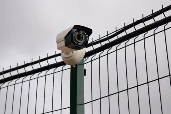 Bezpečnostní kamera na plotě