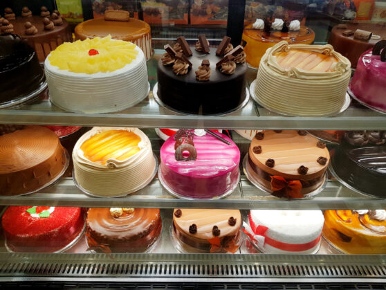 Pohled na dorty v cukrárně