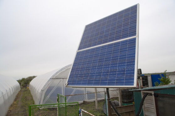 Solární panel u skleníku