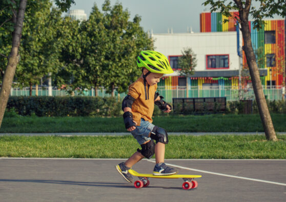 Chlapec na skateboardu