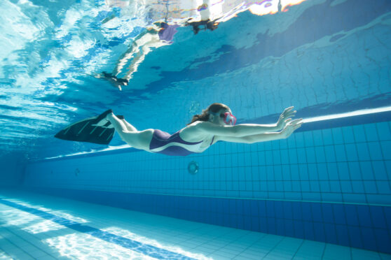 Plavkyně s monoploutví v bazénu