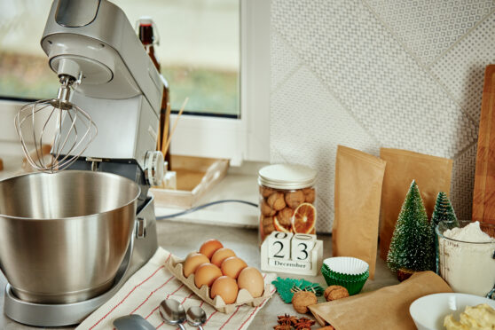 Kuchyňský robot se surovinami na stole