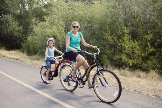 Matka s dcerou na kole