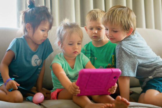 Děti se dívají na tablet